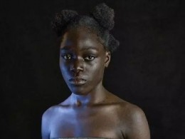 为了躲避性侵，亲妈竟用烫石熨平女儿胸部：“我也是为了她好”