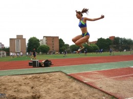 田径和跳远的瞬间