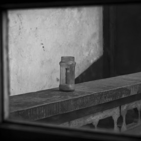 离开，只留黑与白