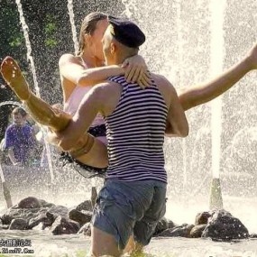 经典的喷泉内的一对情侣