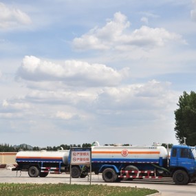 蓝蓝的天上白云飘