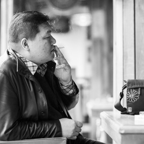 活动那天给一小哥拍了三张照片