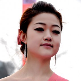 女记者与主持人