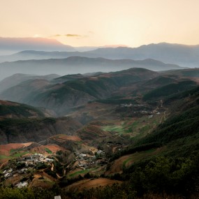 追赶晨曦中的大地