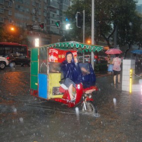 成都市区突降暴雨