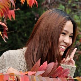 杜陵园里红叶映美女