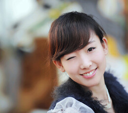 白色小提琴女生