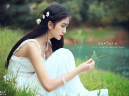 森林。安静的女孩