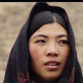 镶了金牙的藏女