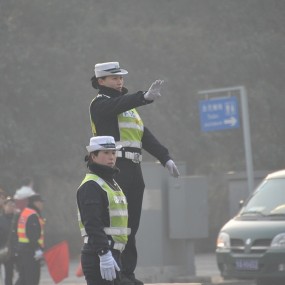 假日里别忘了他们