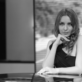 用黑白诠释车模风姿