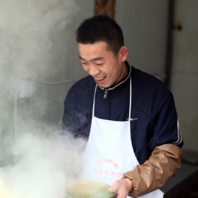 试试用50mm扫街。。。。。