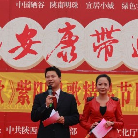 漂亮的女主持人，长得像兽兽!