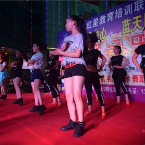 蓝天国际舞蹈学校汇报演出今晚举行