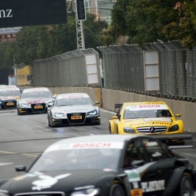 赛道上的改装车……