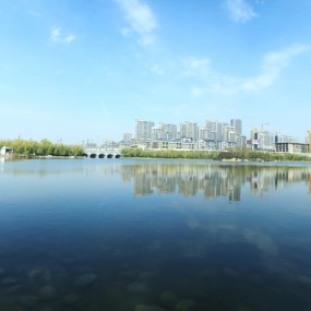 明媚阳光下的南湖