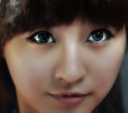 明亮眸子的女孩再三张