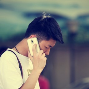 打电话这小子叫小孩