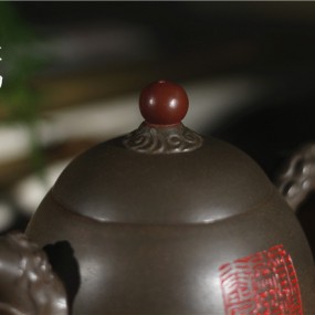 龙溪只在龙标上，秋月孤山两相向