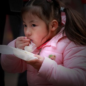 吃货一族（拍摄于西安大唐西市庙会）。