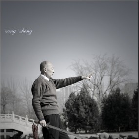 公园舞剑的老人————