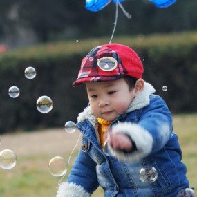 喜欢玩泡泡的小帅哥