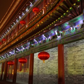 斑斓的城墙灯会