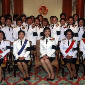 泰国首位美女总理英拉 穿军装惊艳亮相