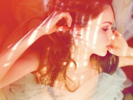 窗口拍出温暖斑斓人体