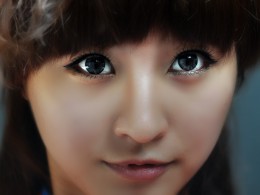 有一双明亮眸子的女孩