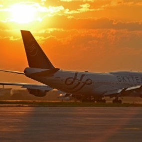 夕阳下台湾中华航空SKYTEAM涂装的B747-400进入洞两左跑道等待起飞