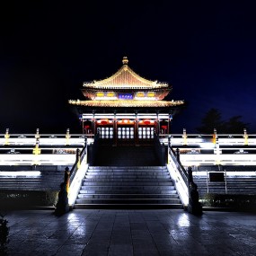 ——夜幕下美丽的兴庆湖畔——