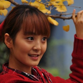 银杏树下一点红---------欧亚人像作业之一