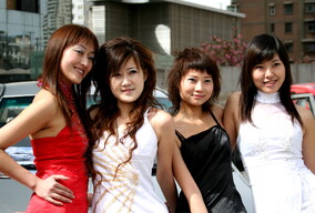 室外展示的四位车模