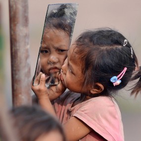 照镜子的小姑娘---彝族民工的孩子们