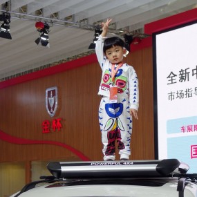 国庆车展上的孩子
