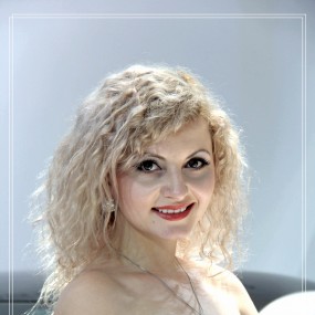 金发碧眼（美女车模）