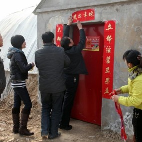 贴对联、放鞭炮---大荔冯村镇千户群众喜气洋洋在万亩大棚过新年