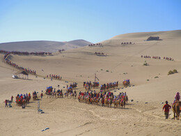 《鸣沙山与过客》