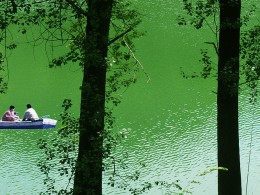 静谧的山间小湖