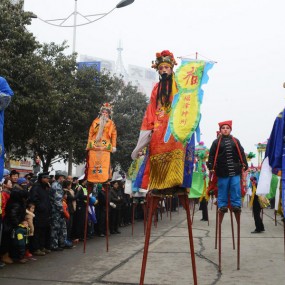 闹元宵-踩高跷