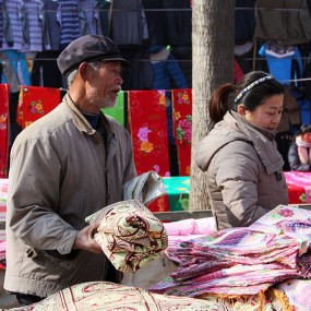 赶年集的崮乡老农民