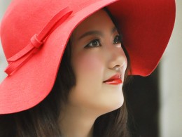 蹭拍戴红帽子的女孩