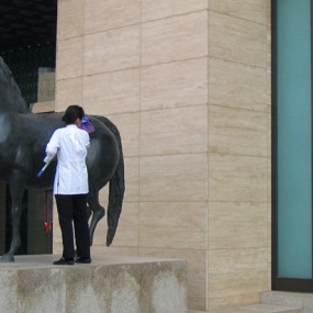 没想到千年之后还有人伺候