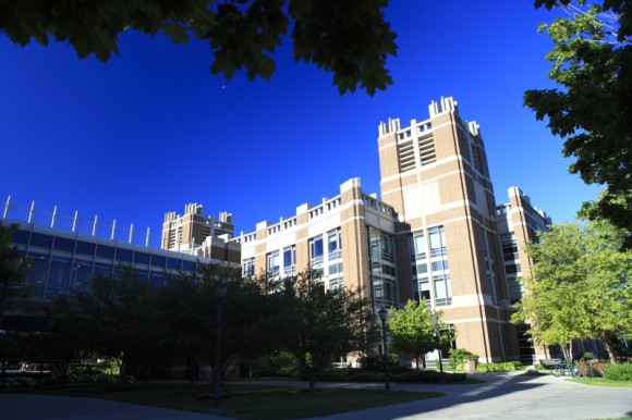 最近帖子很少。。。发几张学校周边吧。。