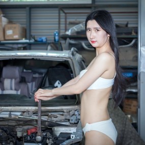 宝沃4S店的芭比娃娃