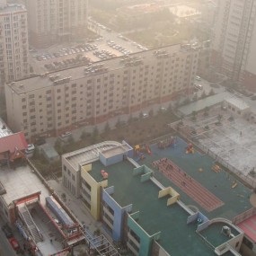 登高遥望雾霾天