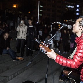 西安夜色下的草根歌手