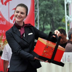 推销月饼都用上洋美女了