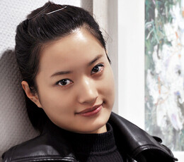 手持iPad的美丽姑娘